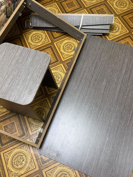 Кухонный стол и 4 стула