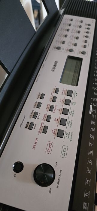 Vând orga Yamaha  YPT 270