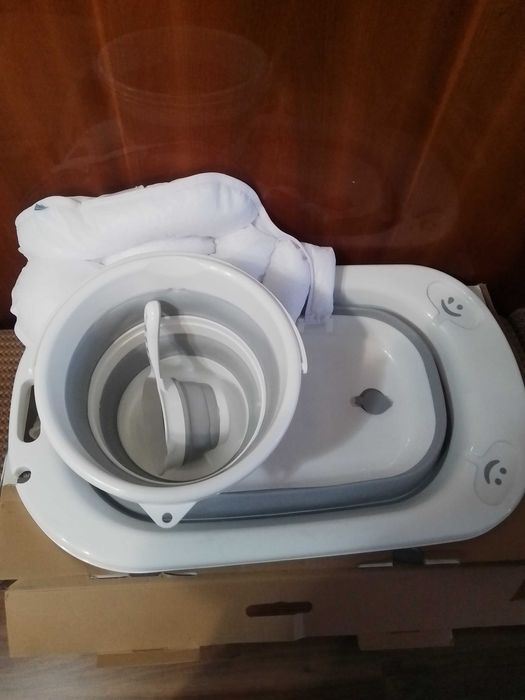 Продавам бебешко корито за къпане комплект и столче за хранене.