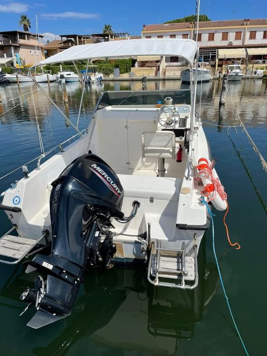 Лодка с двигател