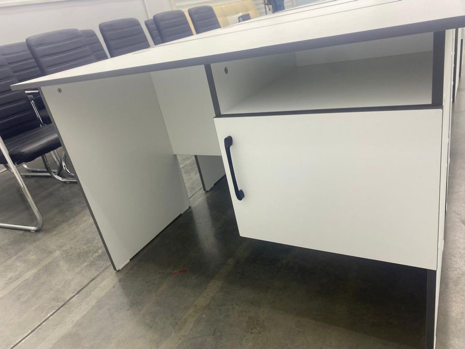 Стулья и парты для офиса