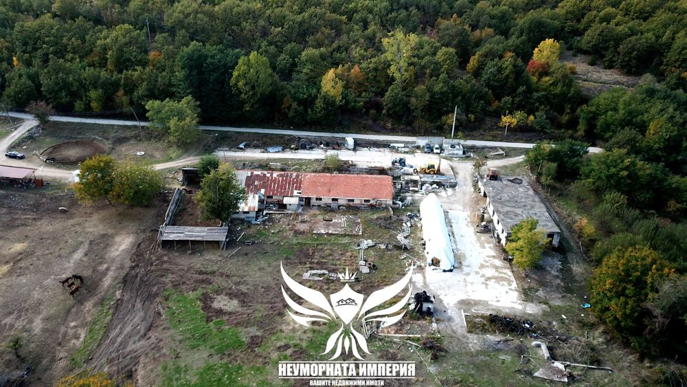 Продавам обор, краварник, склад 1303кв.м. и земя 24727кв. с.Долнослав