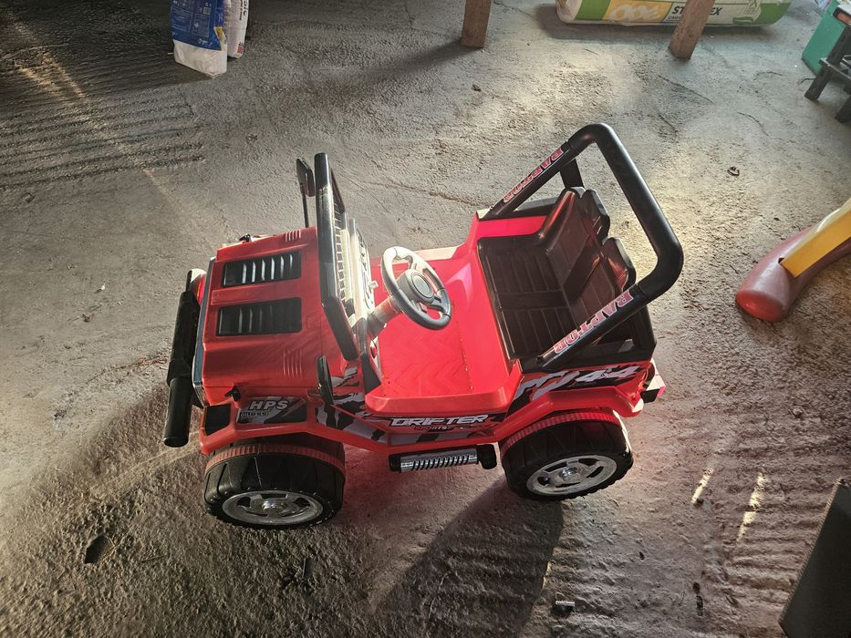 Toate jucăriile din imagine ( topogan , masinute , bicicleta,etc