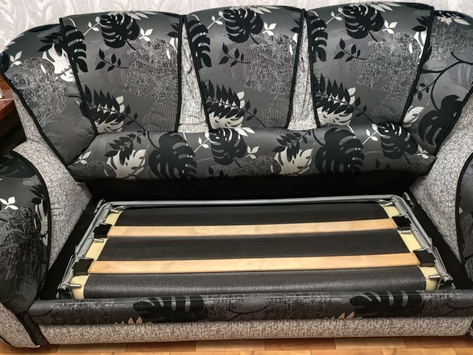 Продам диван с ортопедической решеткой