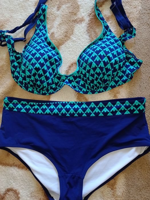 Новый яркий купальник