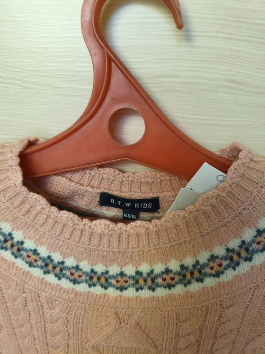 Пуловер на девочку новый цвет розово-персиковый