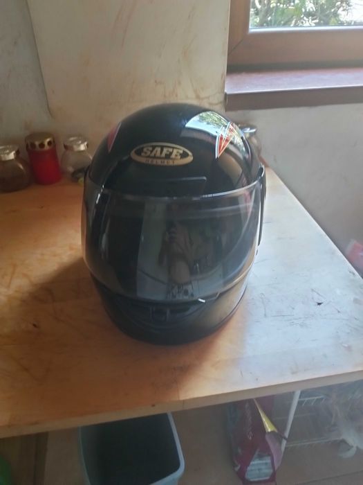 Vând casca moto buna pentru livrări că și nouă 2 utilizări mărime L