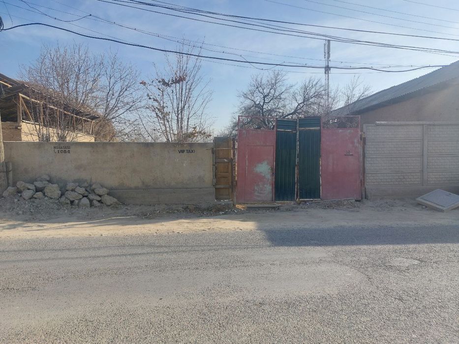 15+ сотих ховли участка сотилади. Махаллани юрагида жойлашган.