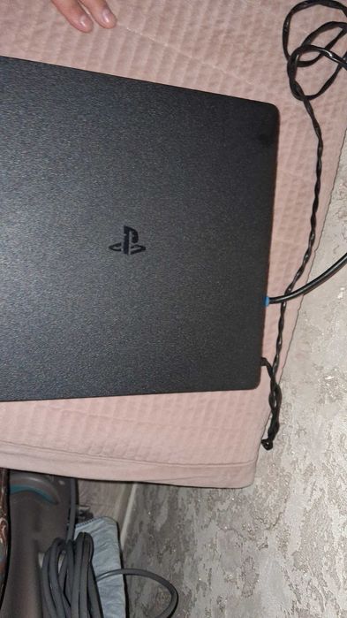 Продаю пс4 слим.