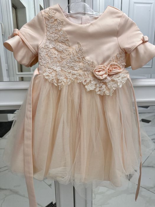 Продам платье нарядное на девочку