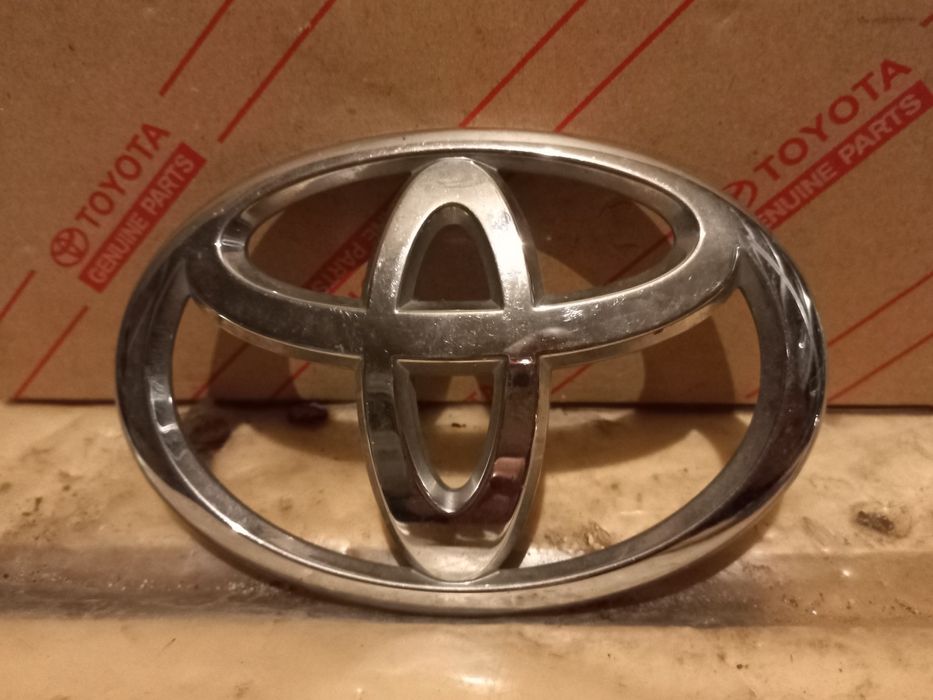 Емблеми за различни модели Тойота и Лексус
