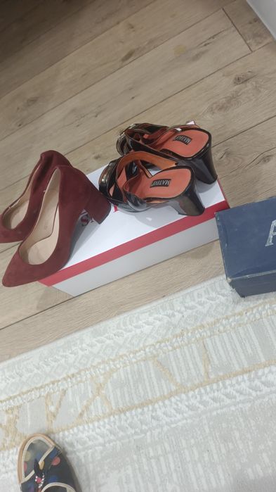 Осындаи 1   2  килген аяқ киімдер бар