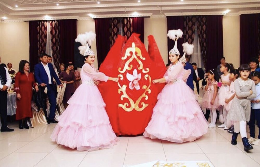 Платья 10 штук. Әртүрлі сатылымда көйлектер бар.