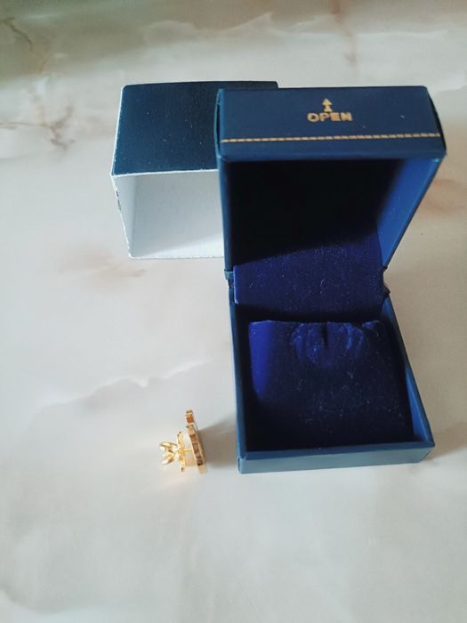 Pin metalic flacără aurie cu cutie - accesoriu sacou/vestă