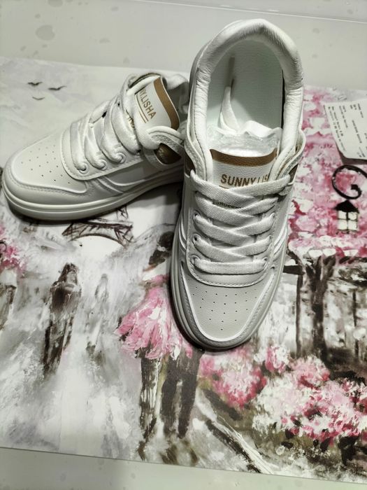 Продам новые кроссовки