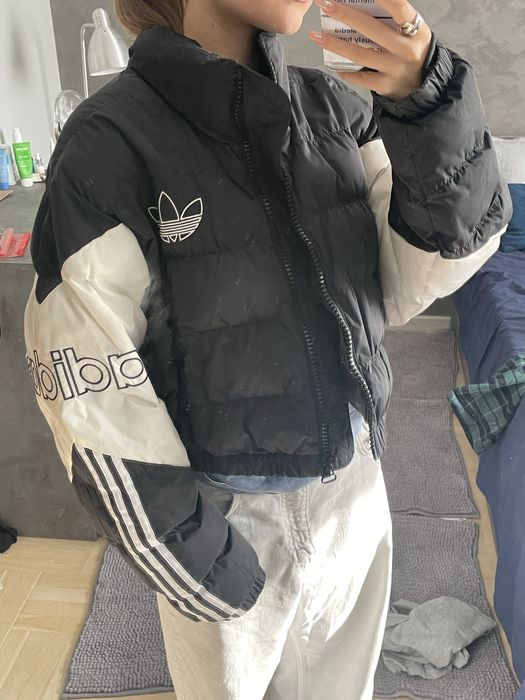 adidas Originals cropped puffer jacket в черно