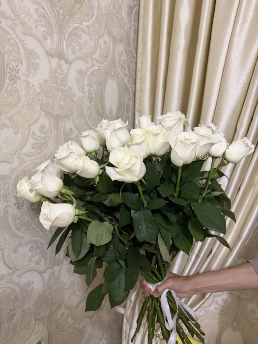 Цветы 25 белые розы(каждый)