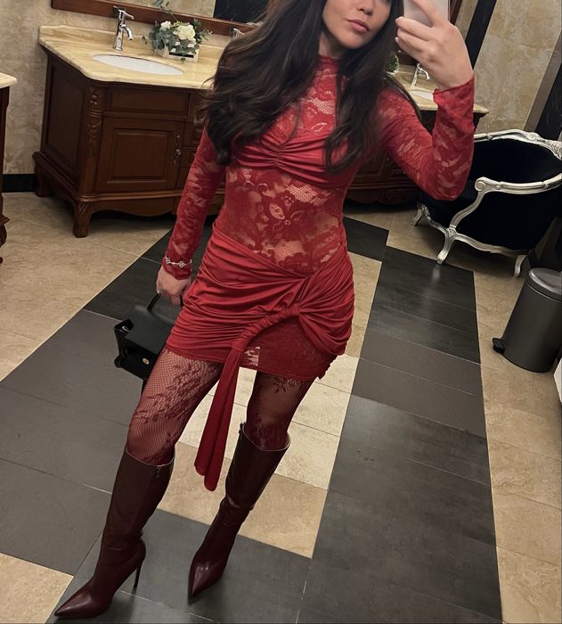 Дантелена червена рокля