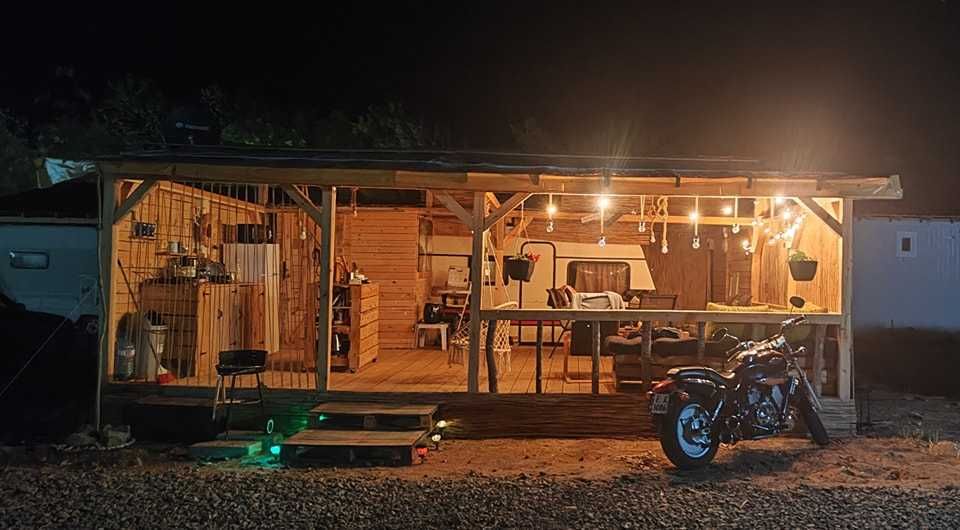 Стационарна каравана с голяма веранда на Градина