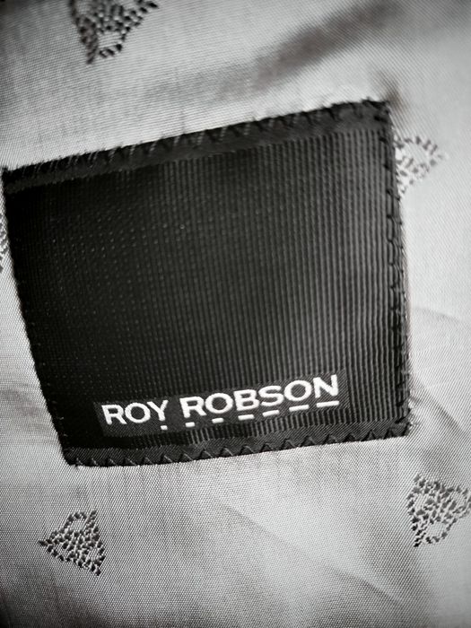 Костюм новый, Roy Robson.