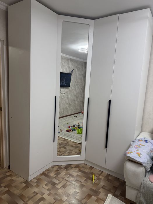 Шкаф угловой , в хорошем состоянии