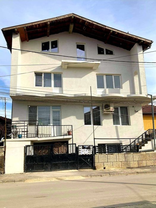 Продава се Къща в Добрич, Център - 495 кв.м за 433 €/кв.м - Снимка #2