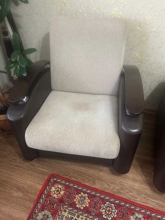 Диван и одно кресло