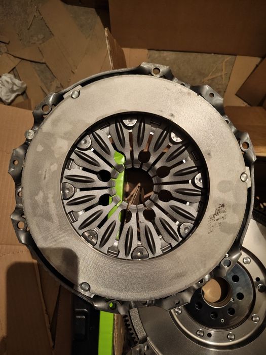 Vând ambreiaj cu volanta masa dubla Vw T5 motor 2.5 cod 837344
