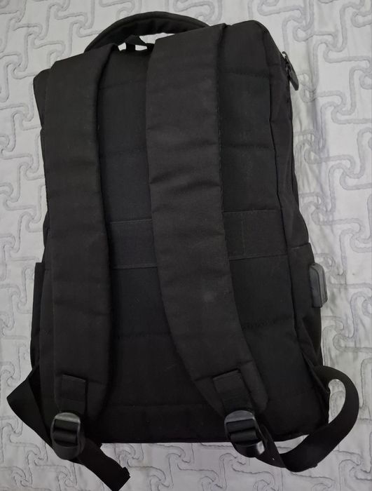 Продаётся рюкзак для ноутбука. Наушники и поврбанк все работает.