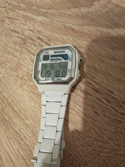 Ceas digital alb