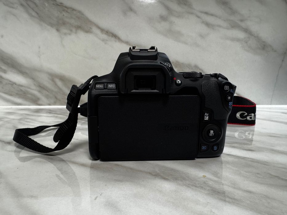 Canon EOS 250D + обектив 18–55mm – ЧИСТО НОВ