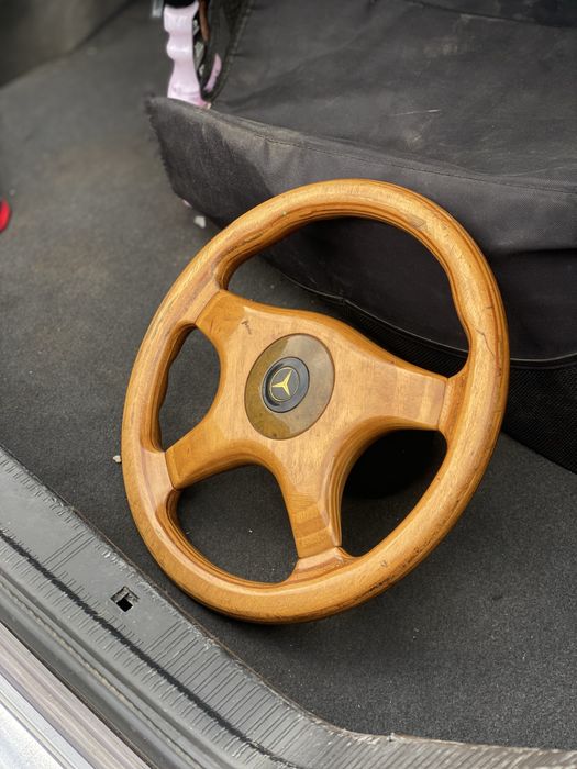 Деревянный руль на мерседес