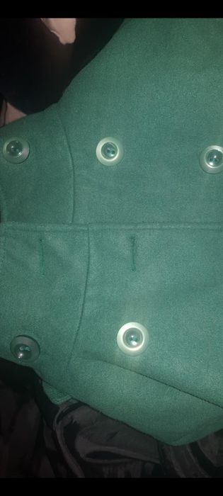 Palton verde cu nasturi mari, buzunare si gluga