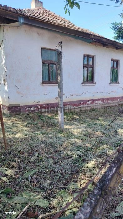 Casa bătrânească 110 mp cu anexe si teren generos de 2.263 mp