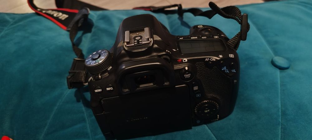 Aparat foto Canon EOS 70D + obiectiv 
Vând aparat f