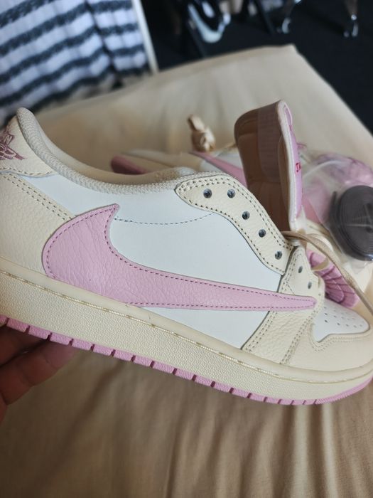 Air Jordan 1 Low x Travis Scott „Shy Pink” cu Swoosh inversat roz pal. Sunt 1.1 de înaltă calitate și materiale exact la fel ei sunt noi numărul 42,5