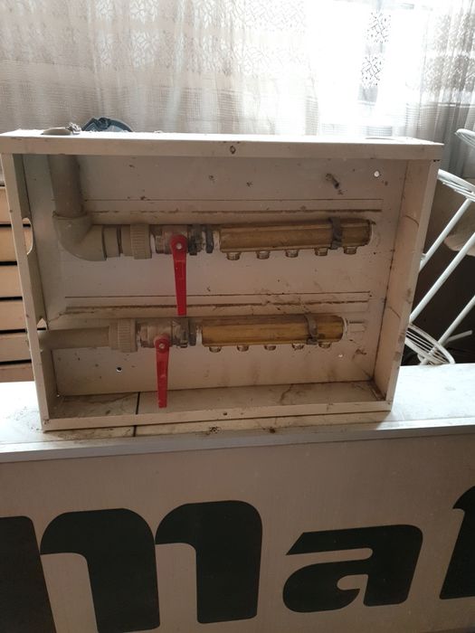 Метално табло с разпределители за парно отопление .