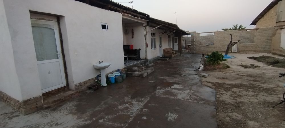 Yangiyol Shaxar markazida  6 sotx 8 xona uy sotiladi