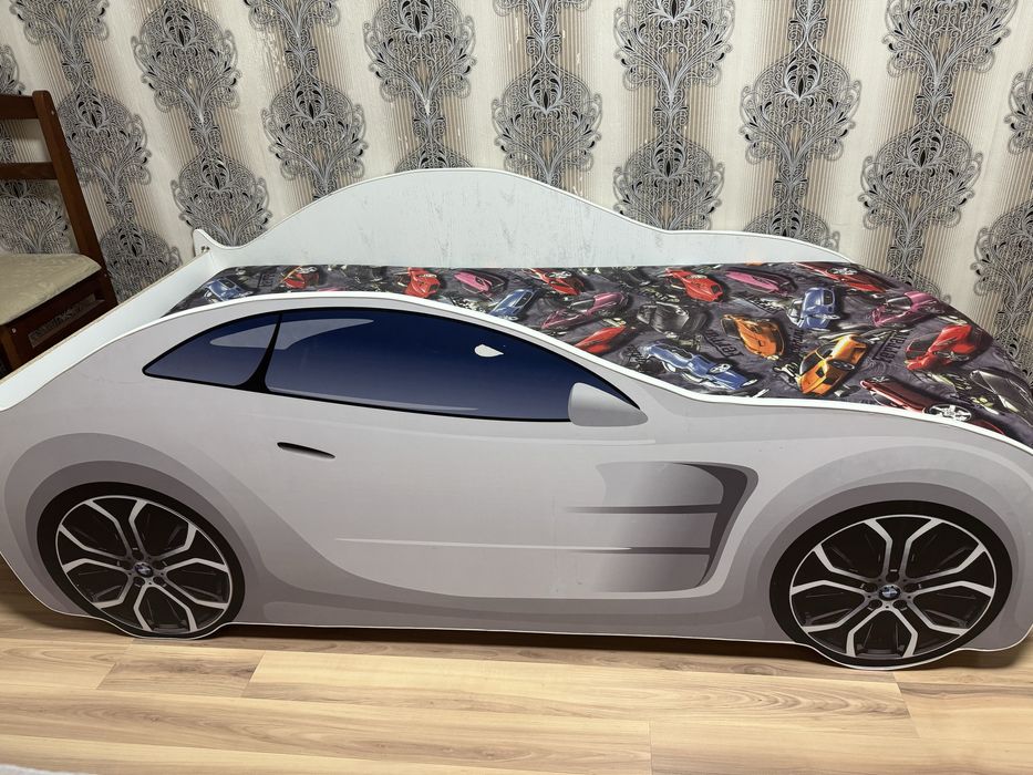 Детская кровать-машинка