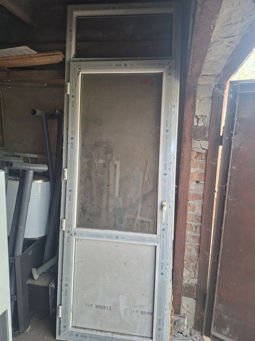 Продам дверь пластиковую