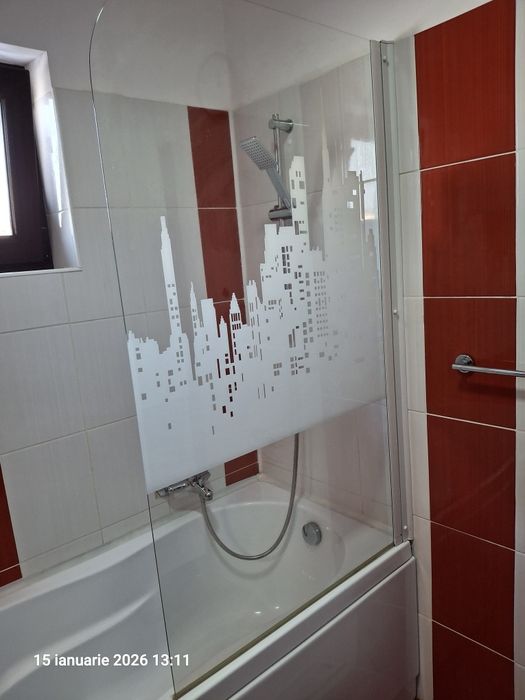 Cada acrilica 140 x 70 cu panou protecție din sticla.