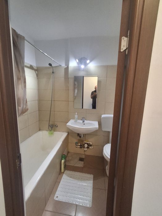 Închiriez ap cu trei camere in Buc  calea Giulesti nr48 bl4 ap 92 et 5 langa stadionul Giulesti.Ap este spatios cu doua balcoane f mari .