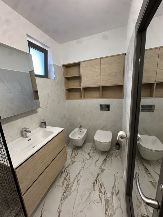 Inchiriez apartament la casa