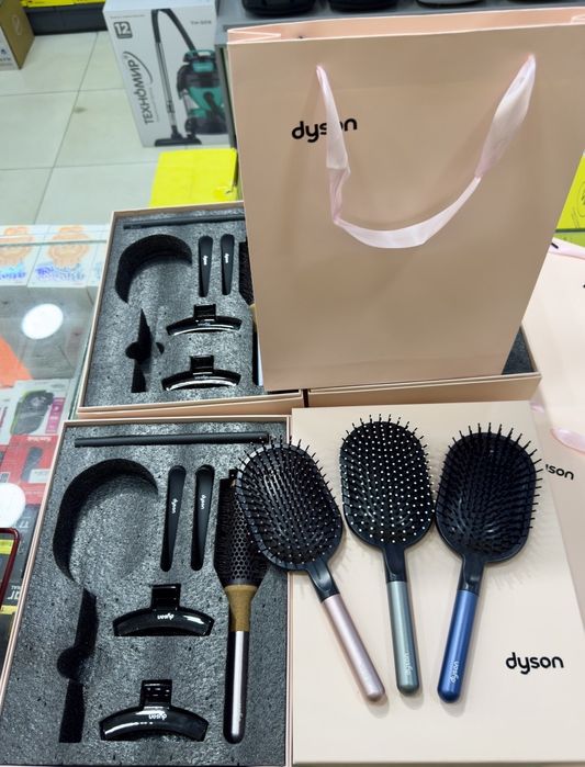 Расчёски dyson в подарочной упаковке.