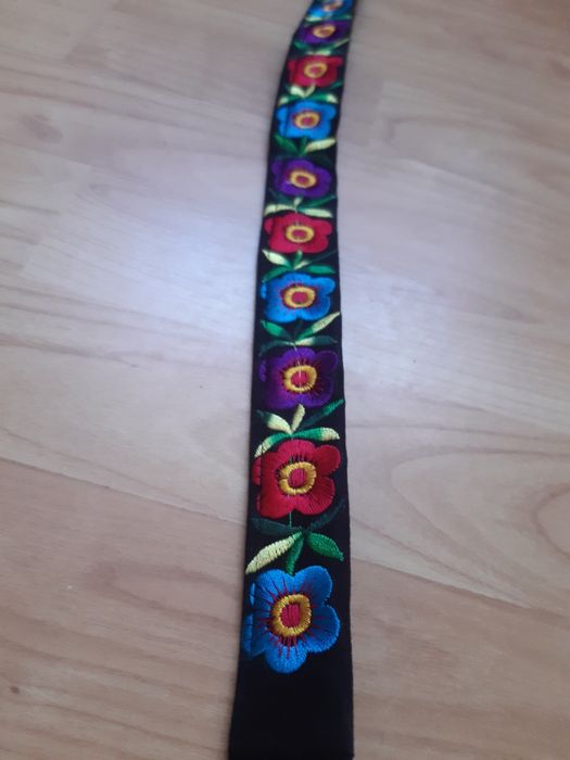 Brâu cu flori brodate