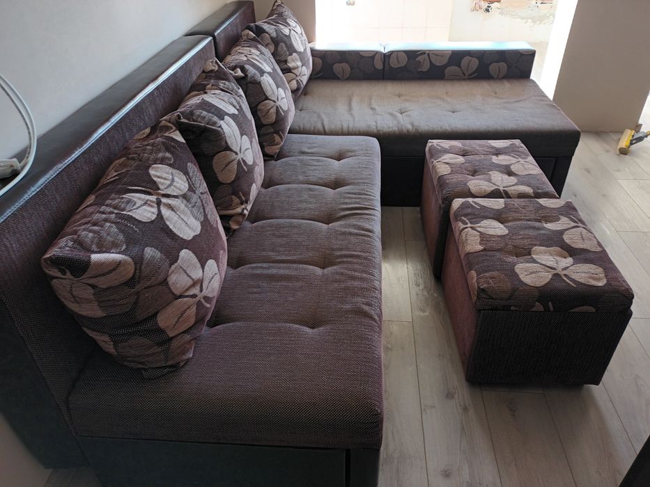 Разтегателен диван, хола маса и две табуретки