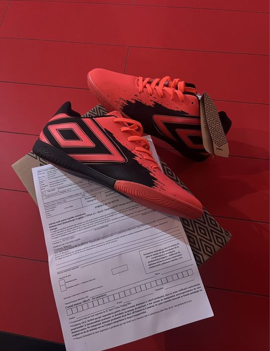 Adidasi fotbal Umbro marimea 42