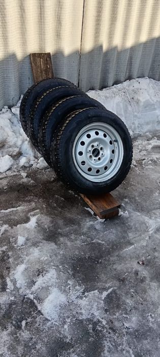 Продам комплект зимней резины с дисками