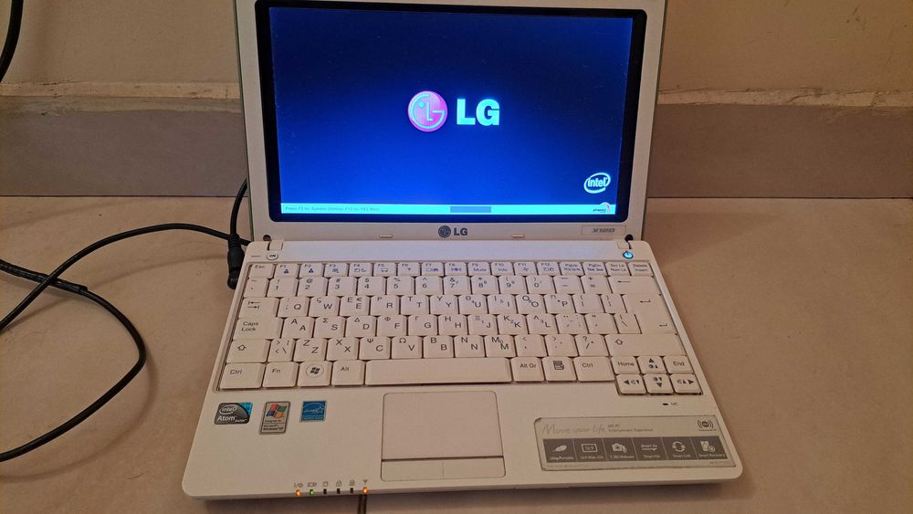 Лаптоп LG със зарядно работи