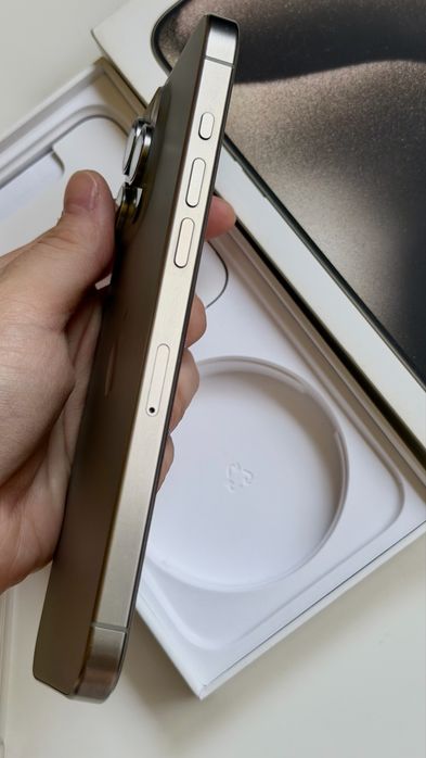 Продам iphone 15 pro max 256 gigov в отличном состояние покупал Macbro